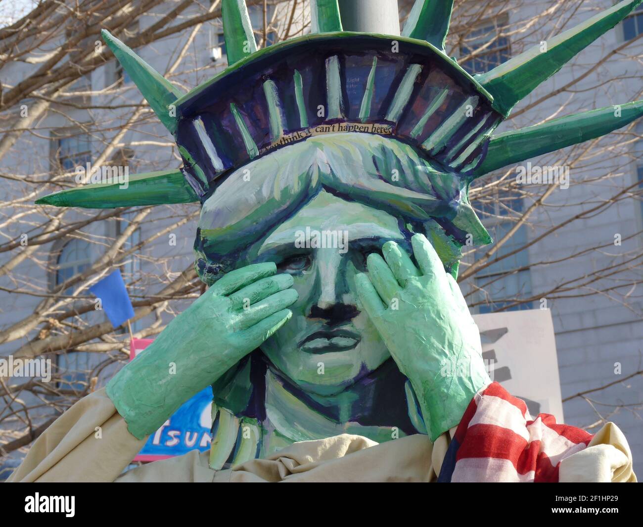 Lady Liberty (en costume) cache ses yeux dans le désespoir à la Marche des femmes, Portland Maine, États-Unis Banque D'Images