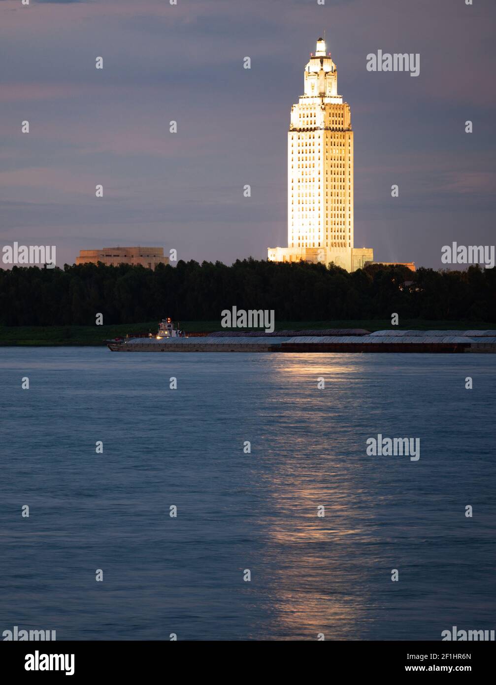 Chutes nocturnes pendant qu'une barge descend sur le Mississippi Bâtiment de la capitale de l'État Baton Rouge Banque D'Images