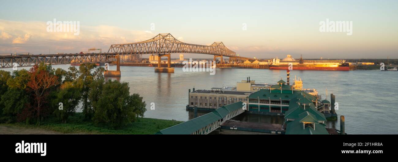 Le pont en porte-à-faux Horace Wilkinson Bridge transporte l'Interstate 10 Le Mississippi Banque D'Images