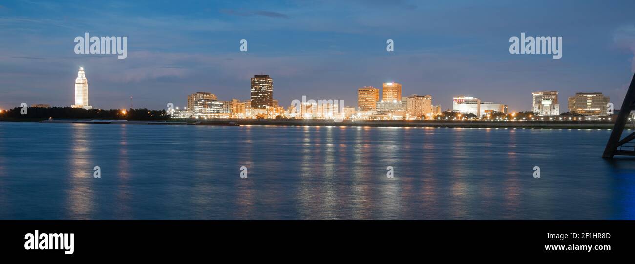 Composition horizontale couvrant le fleuve Mississippi et l'État Capitole de Louisiane à Baton Rouge Banque D'Images