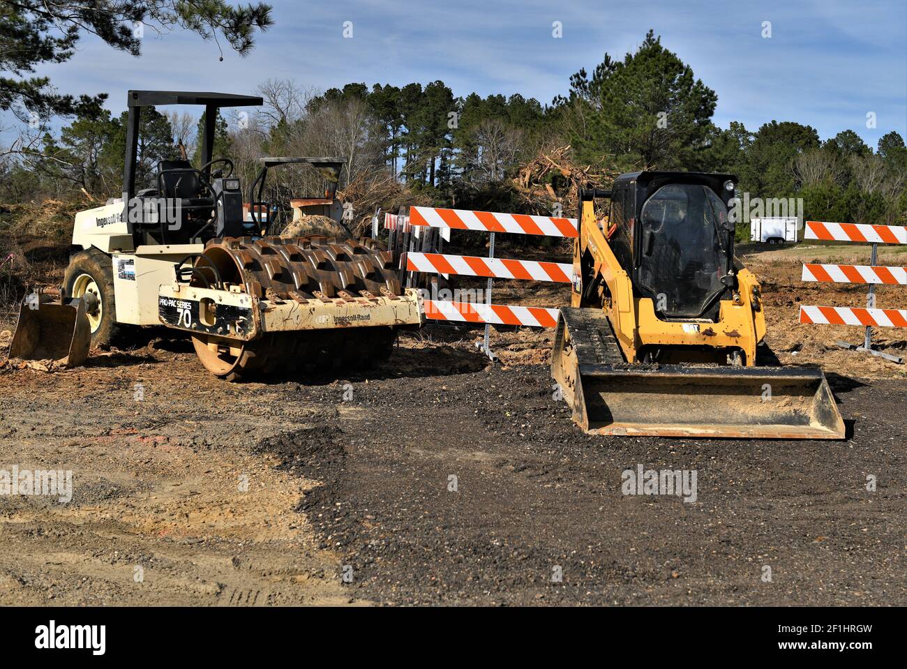 Compacteur de sol Ingersoll Rand et chargeur frontal de construction. Banque D'Images