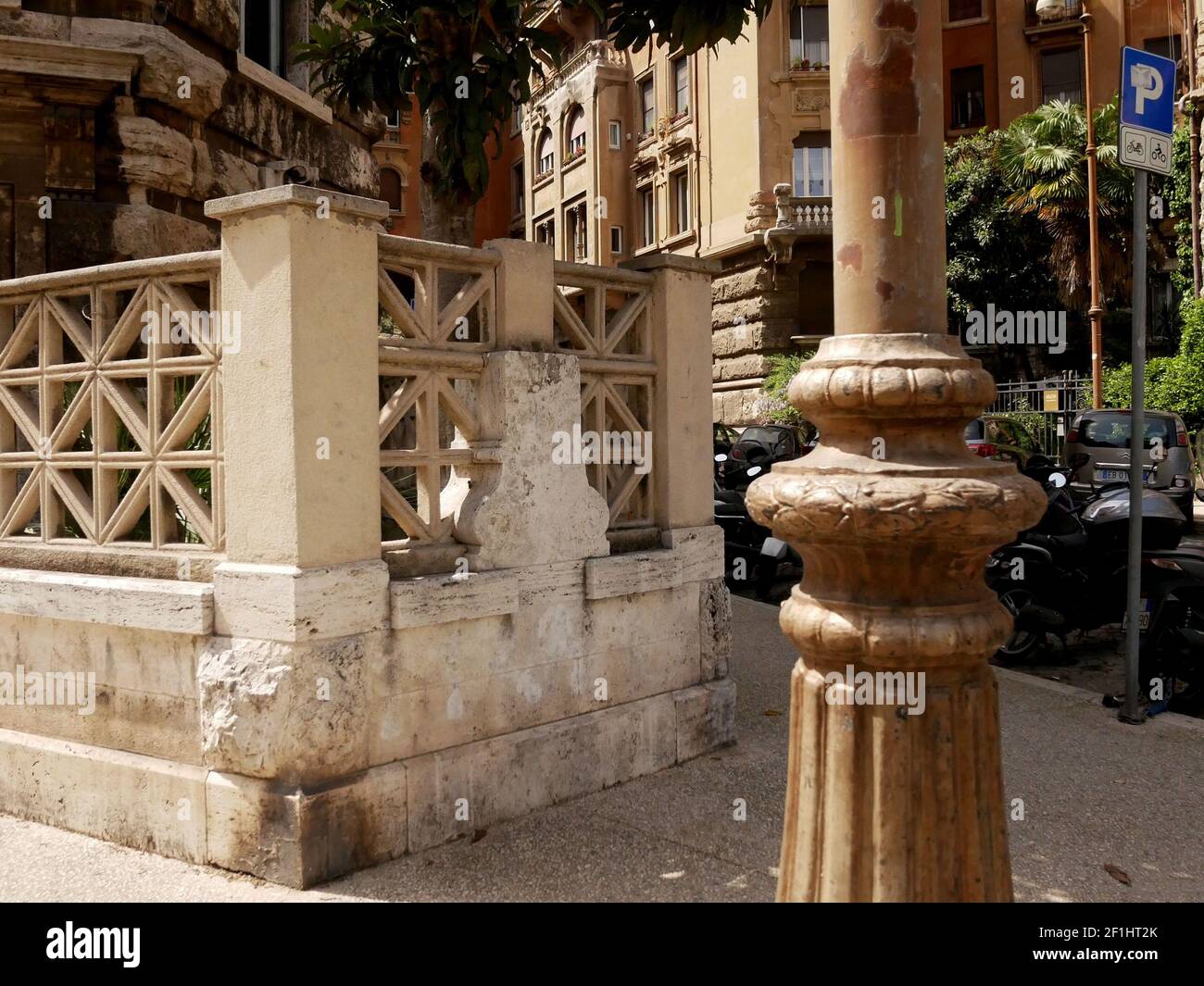 Détail lampe de rue, quartier de Coppede situé à Rome, Italie Banque D'Images