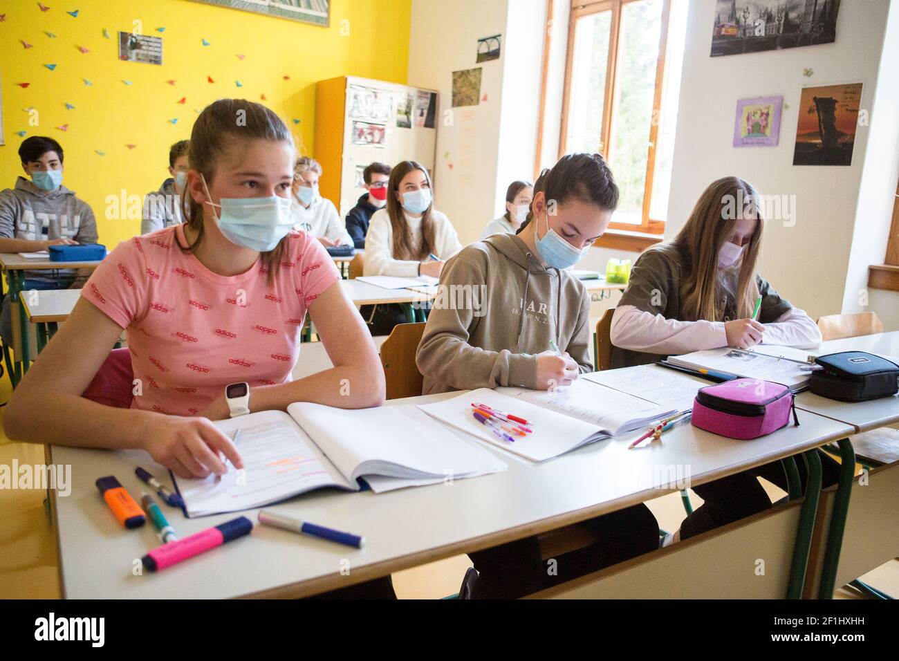 Jesenice, Slovénie. 15 février 2021. Les élèves du secondaire portant un masque facial écoutent leur enseignant dans une salle de classe de l'école secondaire Jesenice.les élèves des trois premières années d'école secondaire se sont joints à leurs pairs de quatrième année lorsqu'ils retournent à l'école après un confinement dû à la pandémie COVID-19. Crédit : SOPA Images Limited/Alamy Live News Banque D'Images