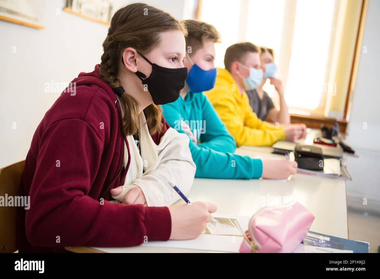 Jesenice, Slovénie. 15 février 2021. Les élèves du secondaire portant un masque facial assistent à une conférence dans une salle de classe de l'école secondaire Jesenice.les élèves des trois premières années d'école secondaire se sont joints à leurs pairs de quatrième année lorsqu'ils retournent à l'école après un confinement dû à la pandémie COVID-19. Crédit : SOPA Images Limited/Alamy Live News Banque D'Images