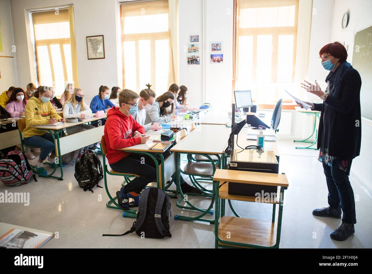 Jesenice, Slovénie. 15 février 2021. Les élèves du secondaire portant un masque facial écoutent leur enseignant dans une salle de classe de l'école secondaire Jesenice.les élèves des trois premières années d'école secondaire se sont joints à leurs pairs de quatrième année lorsqu'ils retournent à l'école après un confinement dû à la pandémie COVID-19. Crédit : SOPA Images Limited/Alamy Live News Banque D'Images