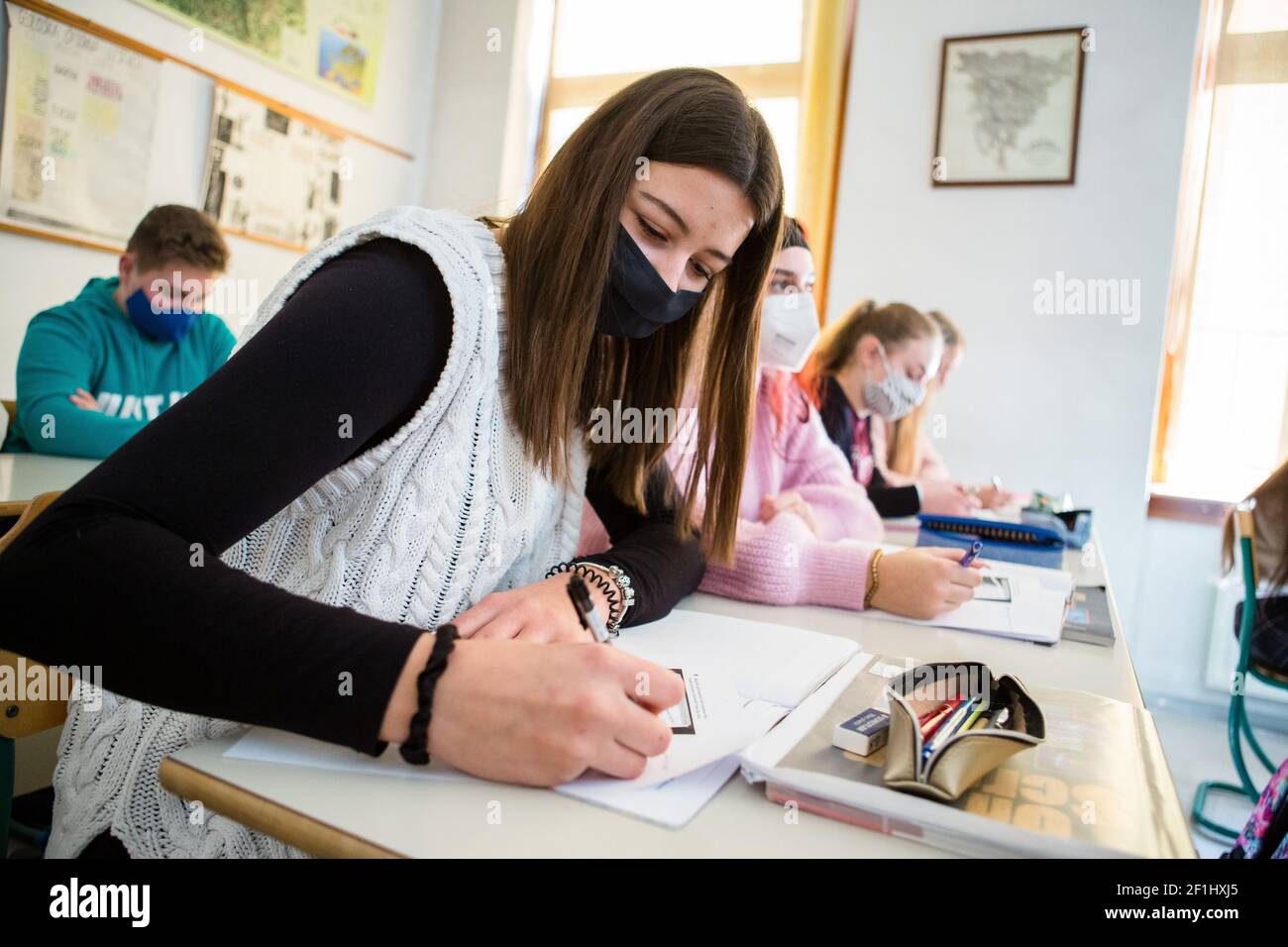 Jesenice, Slovénie. 15 février 2021. Les élèves du secondaire portant un masque facial assistent à une conférence dans une salle de classe de l'école secondaire Jesenice.les élèves des trois premières années d'école secondaire se sont joints à leurs pairs de quatrième année lorsqu'ils retournent à l'école après un confinement dû à la pandémie COVID-19. Crédit : SOPA Images Limited/Alamy Live News Banque D'Images