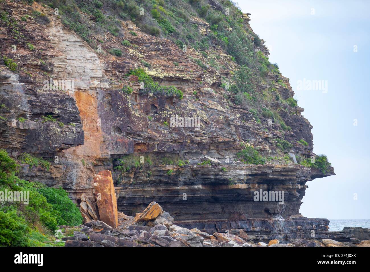 Érosion côtière, chute de roche de grès au bord de la falaise à Avalon Beach à Sydney, Nouvelle-Galles du Sud, Australie Banque D'Images