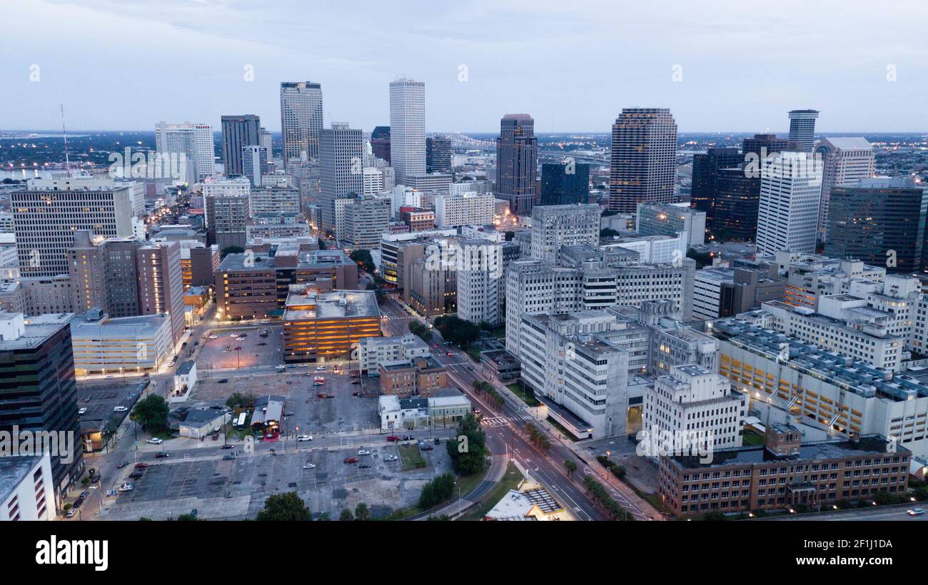 La nuit tombe alors que des nuages orageux suronnent le centre-ville de la Nouvelle-Orléans Banque D'Images