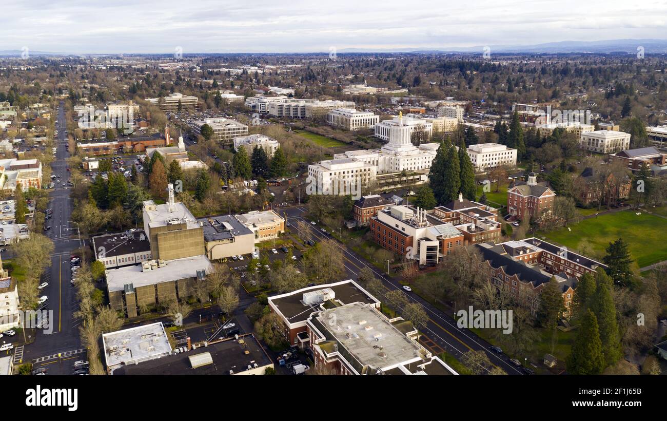 La capitale de l'Etat bâtiment orné avec l'Oregon Pioneer avec Willamette University motif visible Banque D'Images