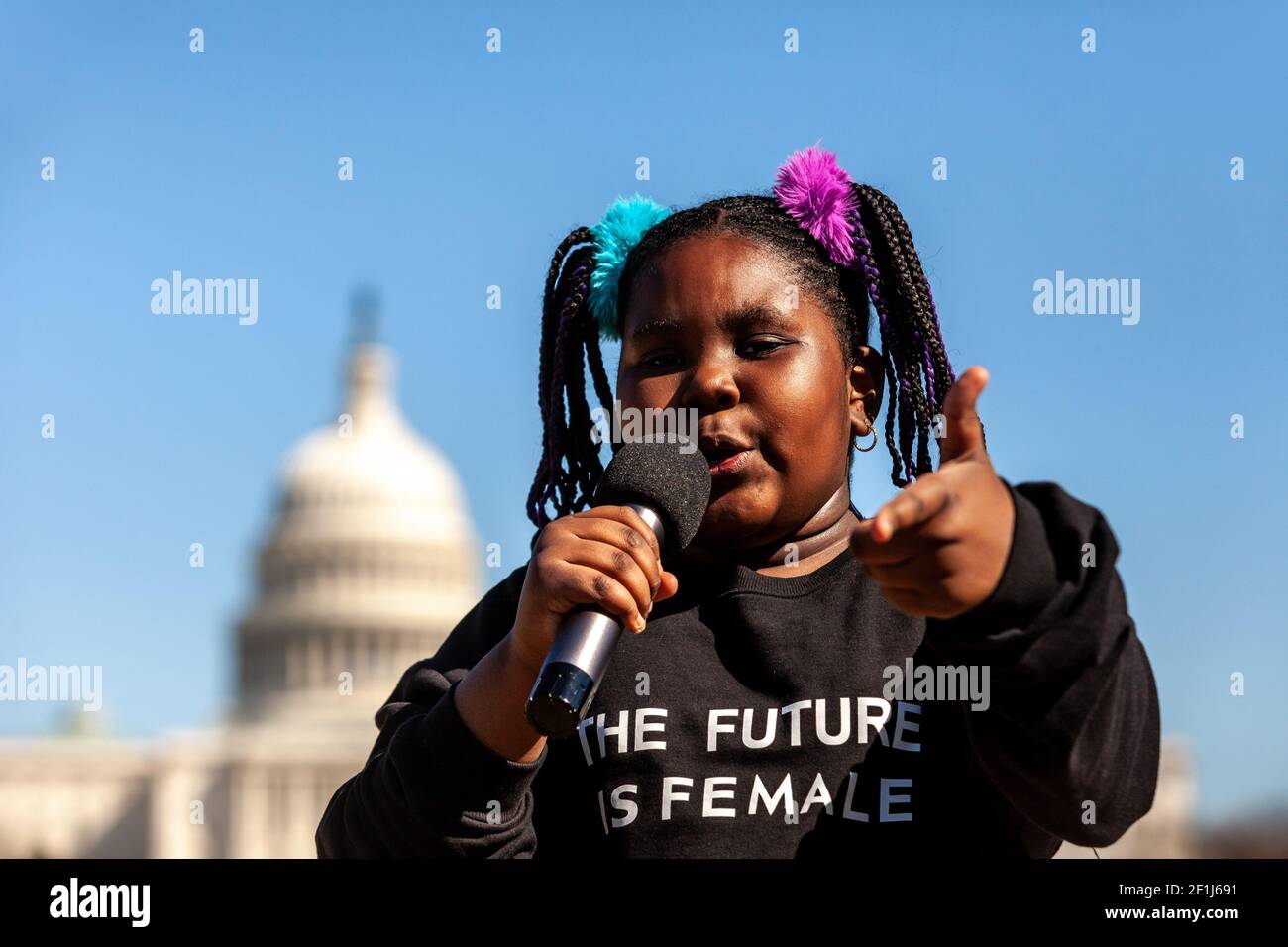 Washington, DC, Etats-Unis, 8 mars 2021. Photo : Fly Zyah, 9 ans, interprète un rap qu'elle a écrit au sujet de DC à l'entrée dans leur Power Rally sur le National Mall. 8SPACE en action et One Fair Wage ont parrainé le rassemblement, appelant à des soins de santé et de garde d'enfants abordables et à un salaire minimum de 15 $ par heure, des questions qui touchent de manière disproportionnée les femmes. Crédit : Allison C Bailey/Alay Live News Banque D'Images