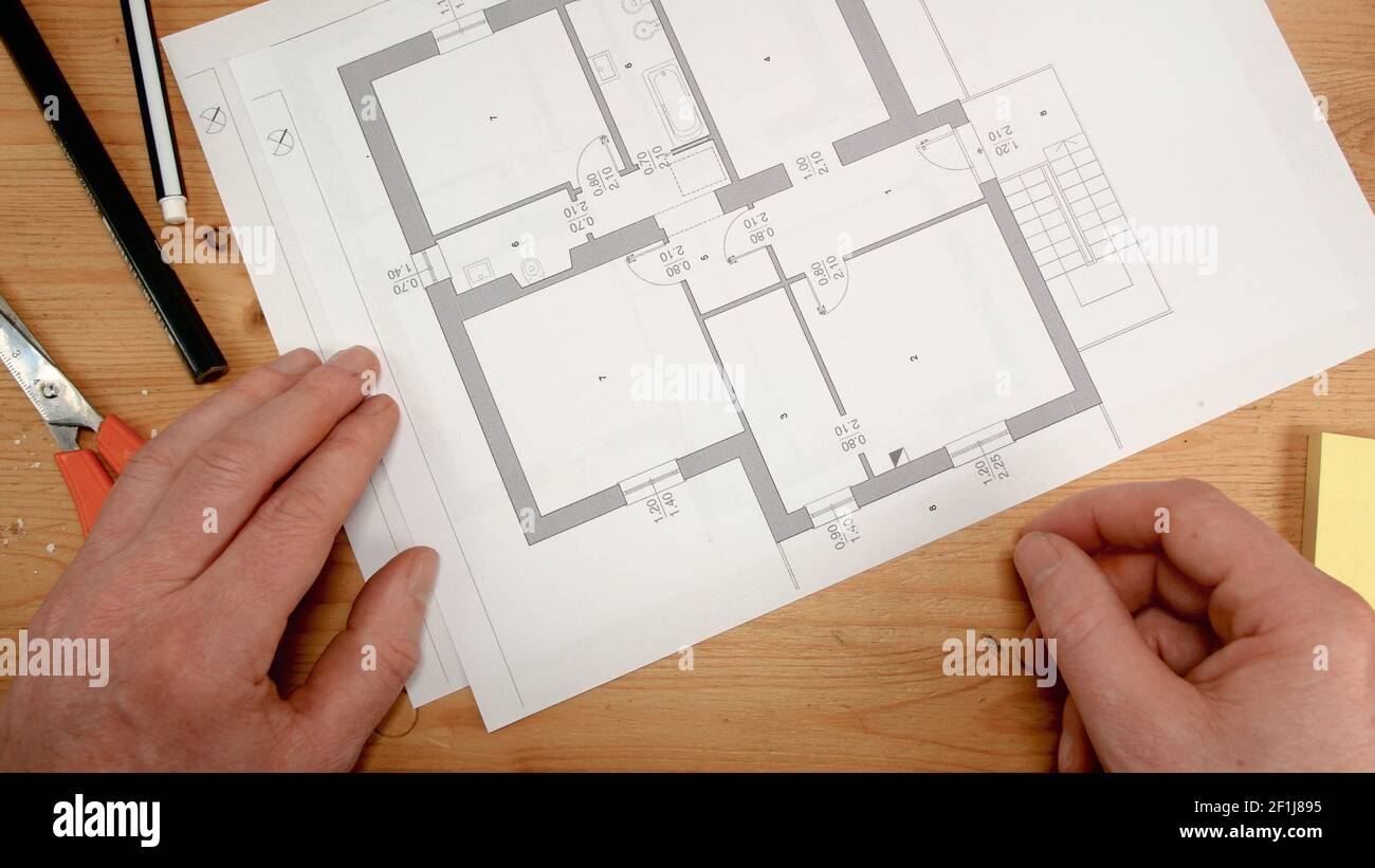 Vue de dessus, la main de designer d'intérieur simule les murs d'une usine de maison, idéal pour des sujets tels que le buil Banque D'Images