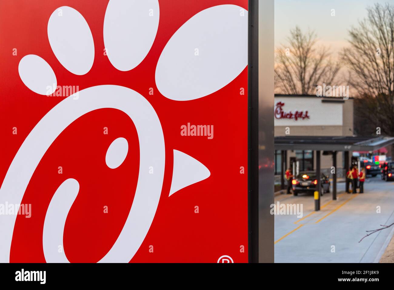Chick-fil-A restaurant drive-in et signalisation routière à Lilburn (Metro Atlanta), Géorgie. (ÉTATS-UNIS) Banque D'Images