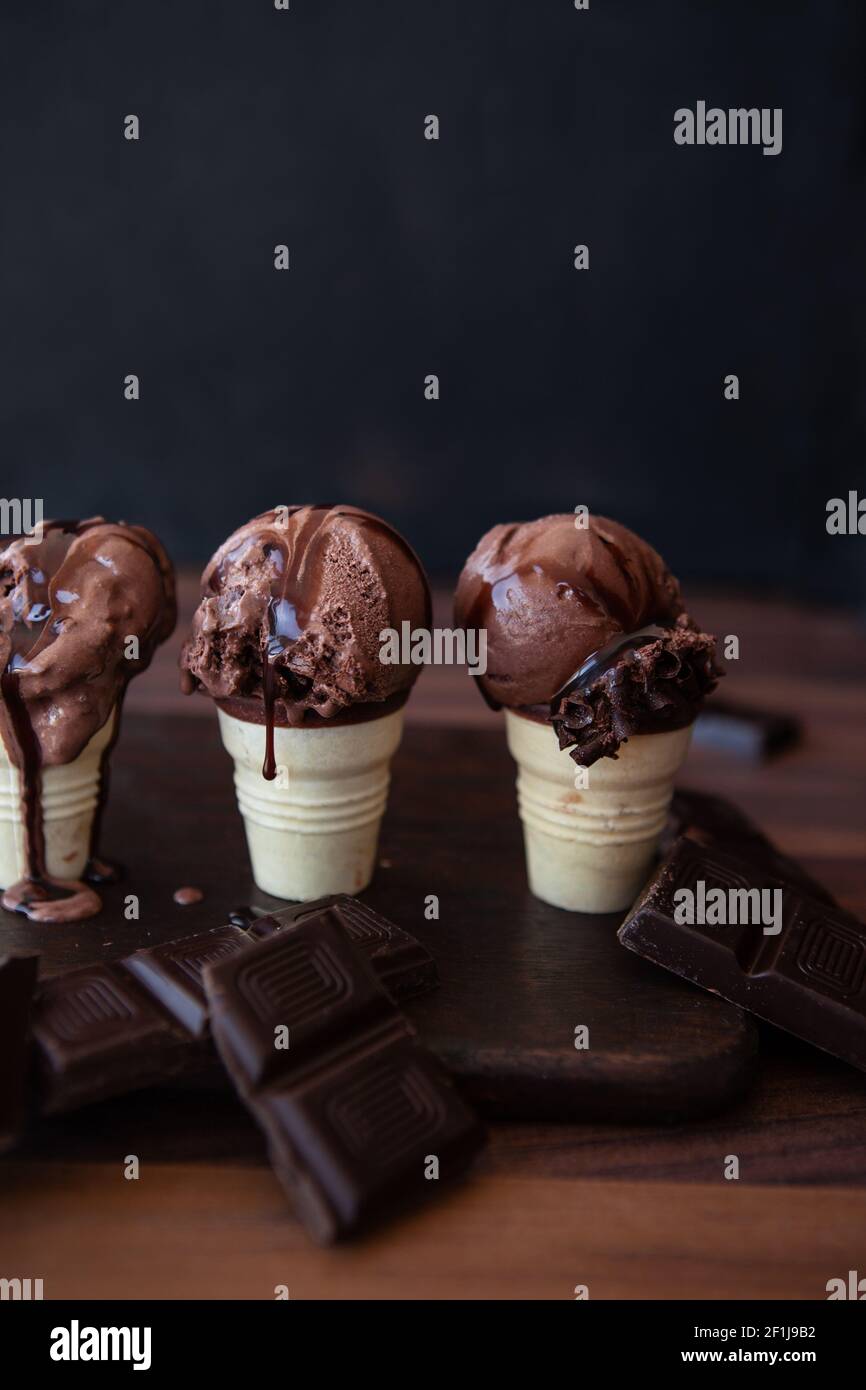 Petits gobelets à gaufres avec glace au chocolat Banque D'Images