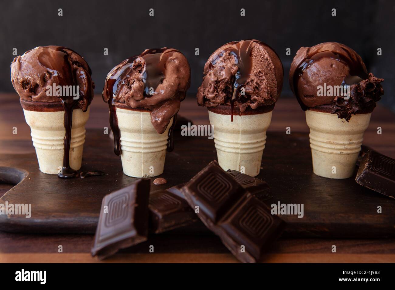 Petits gobelets à gaufres avec glace au chocolat Banque D'Images