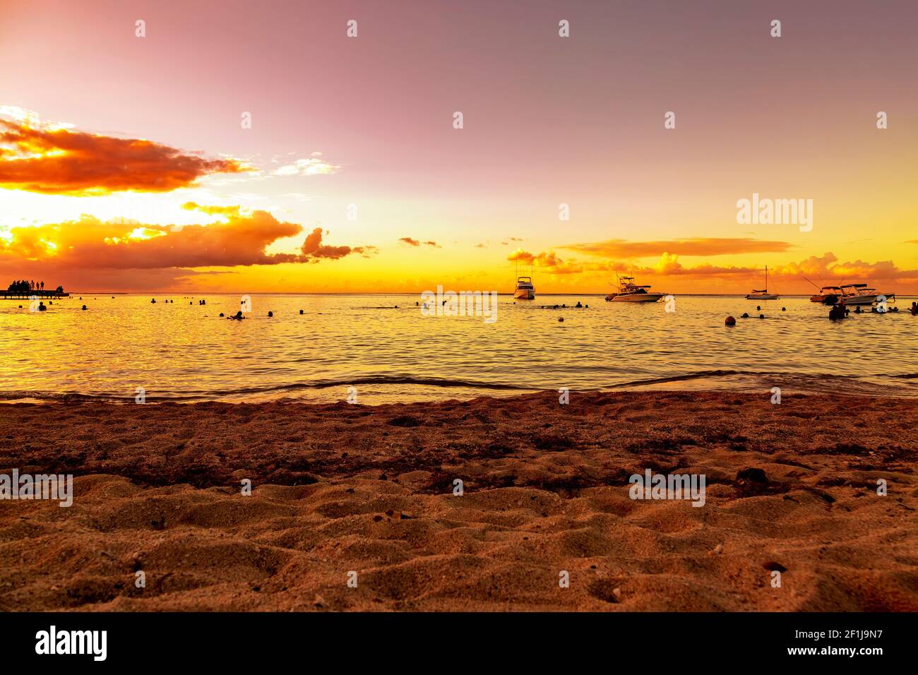 Coucher de soleil sur la plage publique d'Albion à l'île Maurice. Banque D'Images