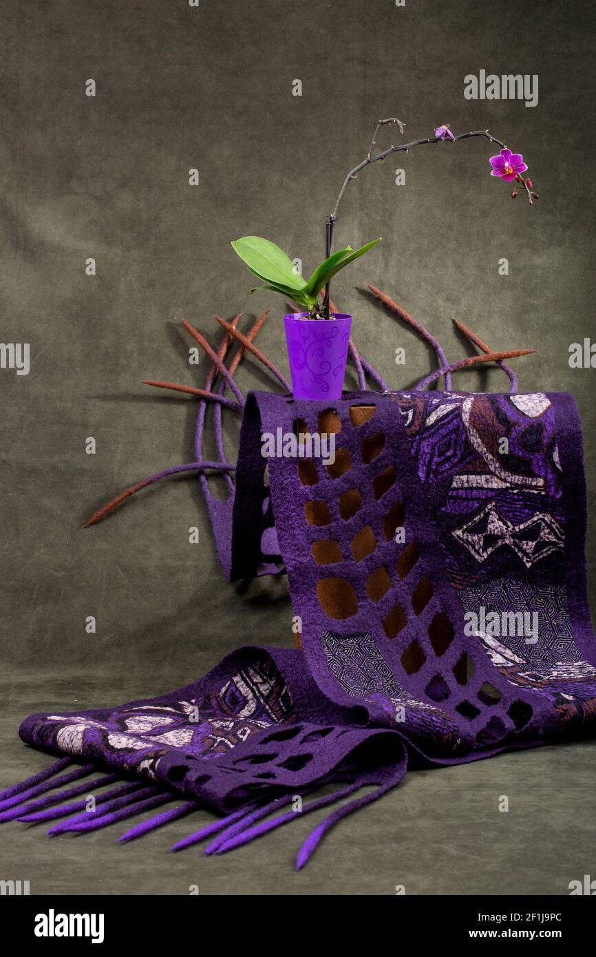 Foulard violet de laine feutrée avec fleur d'orchidée Banque D'Images