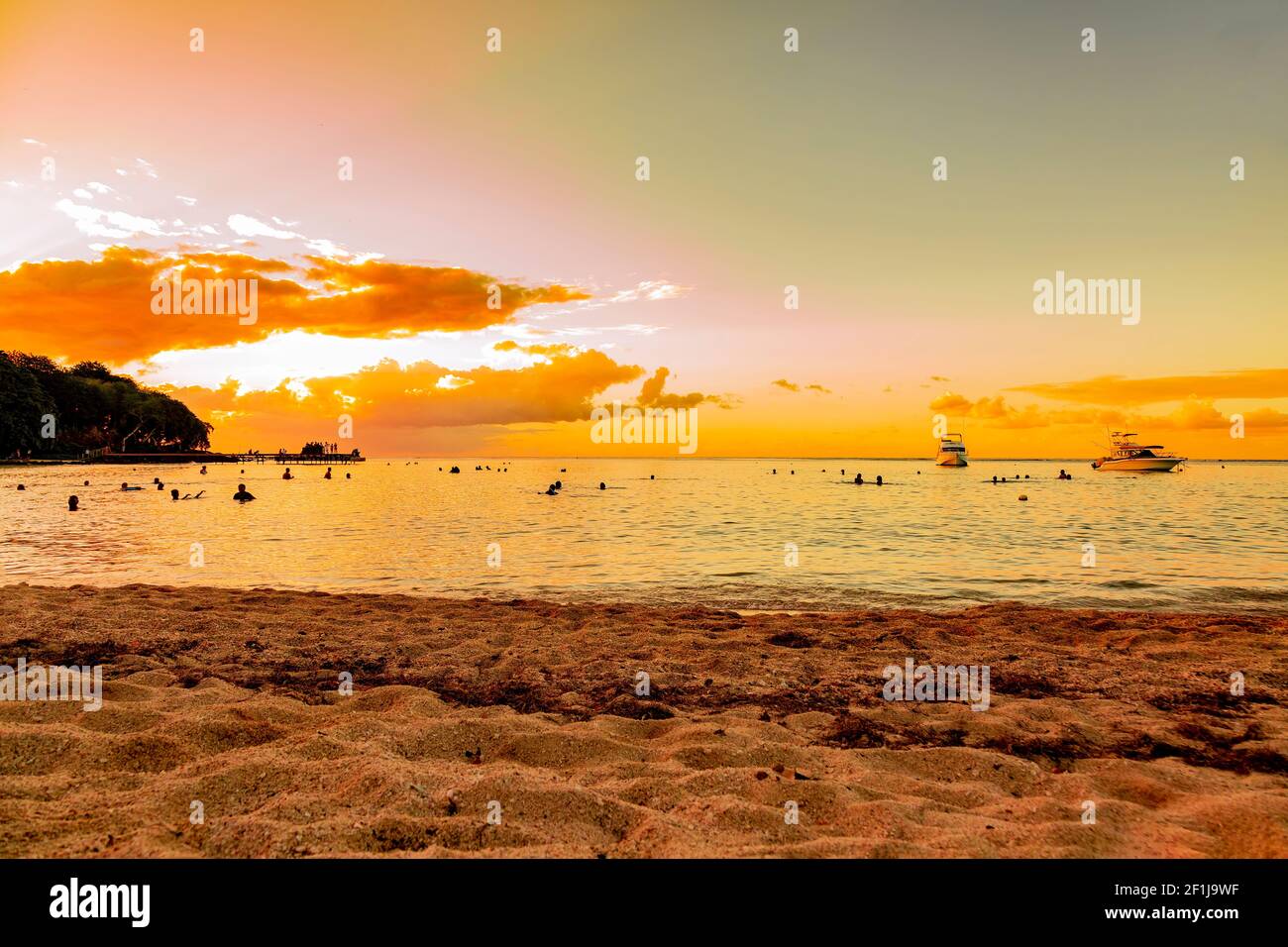 Coucher de soleil sur la plage publique d'Albion à l'île Maurice. Banque D'Images