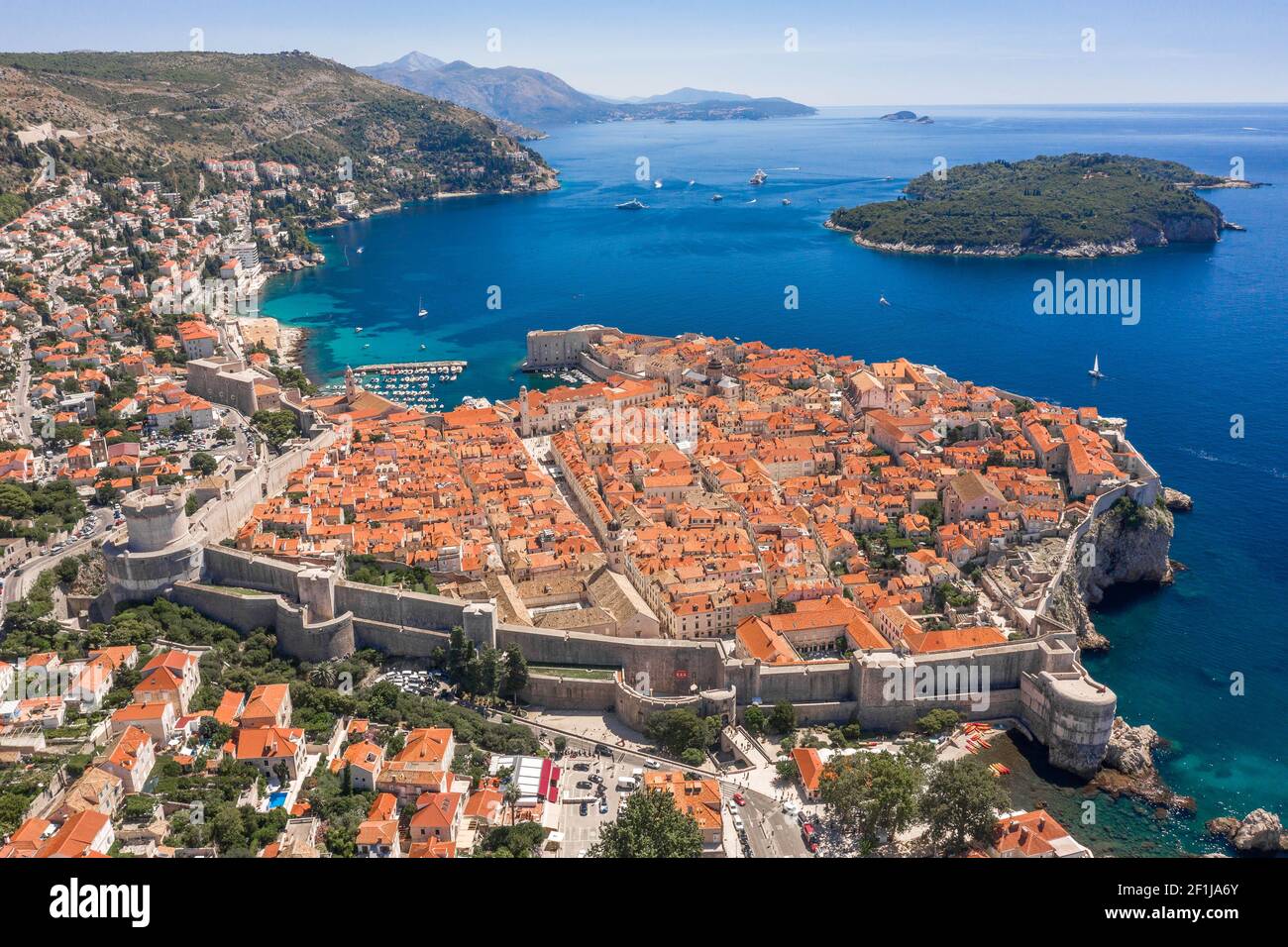 Tir de drone aérien d'Otok Lokrum dans la mer Adriatique près Vieille ville de Dubrovnik en Croatie midi d'été Banque D'Images