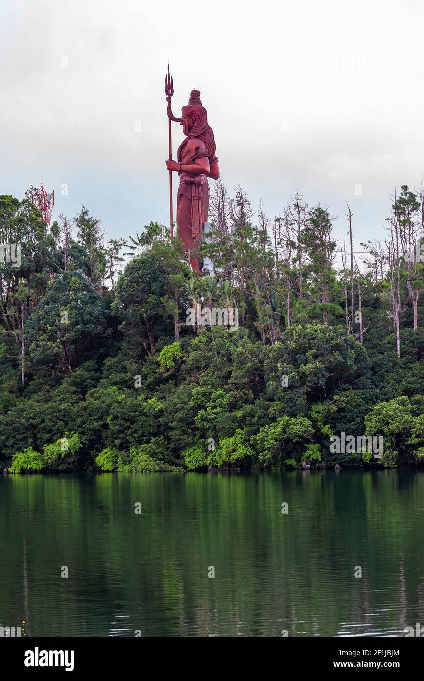 Statue du Seigneur Shiva au lac sacré de Grand bassin, Maurice. Banque D'Images