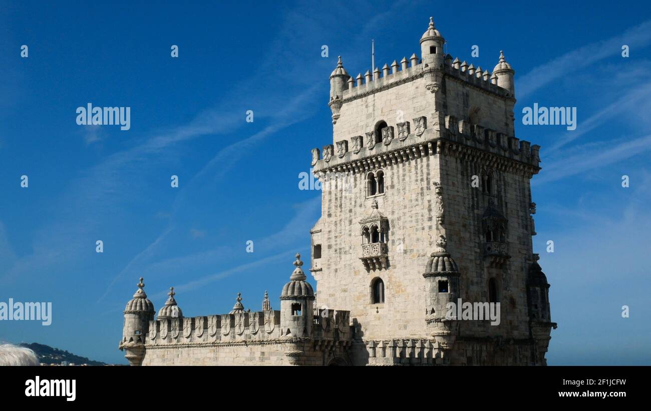 Vue sur la tour de Belem, le Tage, jour clair et ciel bleu, Lisbonne Banque D'Images