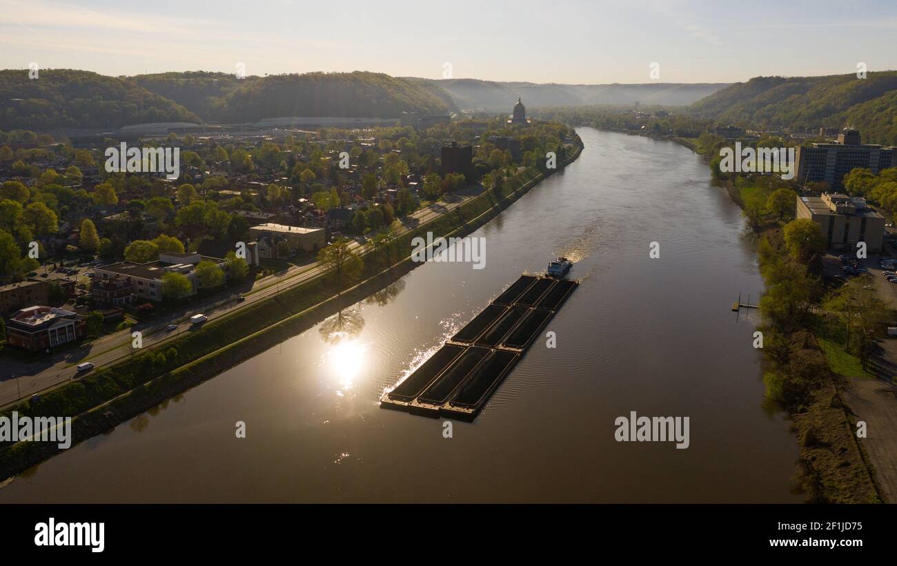 La barge transporte du charbon le long de la rivière Kanawha et de Charleston West Virgina Banque D'Images