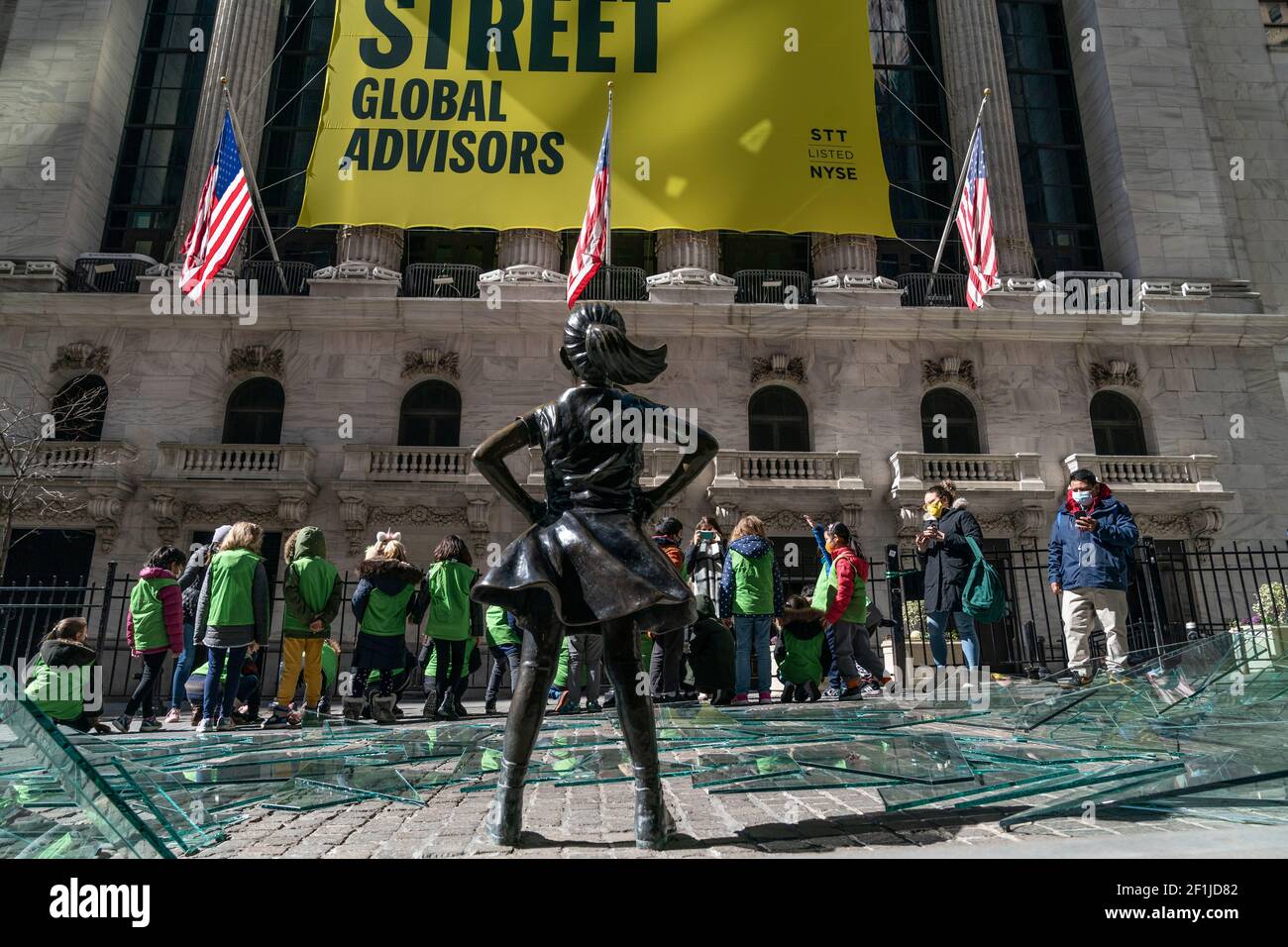 New York, NY - 8 mars 2021 : les conseillers de State Street Global célèbrent leur inscription à la bourse de New York avec une installation de verre brisé autour de la sculpture Fearless Girl, en face de la Bourse de Broad Street Banque D'Images