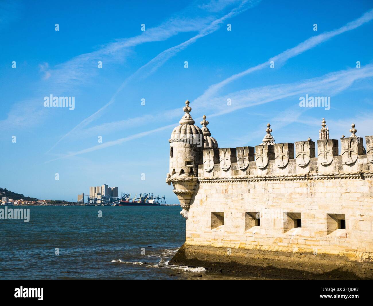Vue sur la tour de Belem, le Tage, jour clair et ciel bleu, Lisbonne Banque D'Images