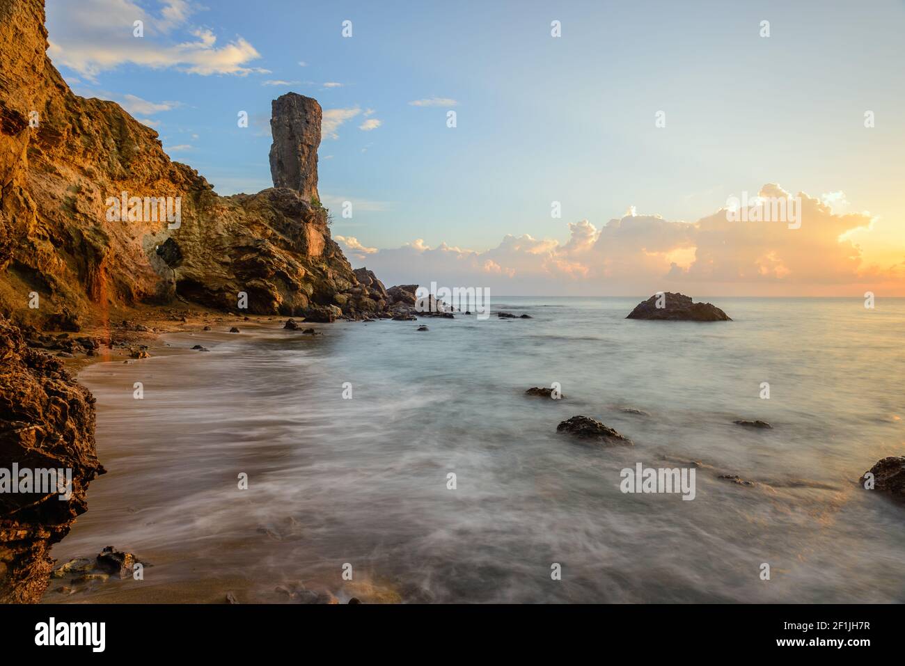'Paller des Camp' rocher singulier situé sur l'es Figueral plage sur l'île d'Ibiza Banque D'Images