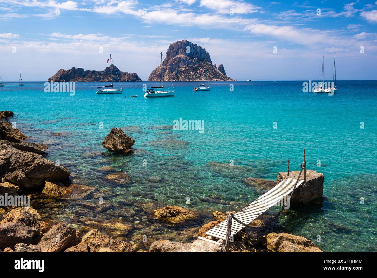 Ibiza, Espagne - 16 juin 2014 : l'îlot d'es Vedra en arrière-plan et la jetée la plus célèbre de l'île d'Ibiza. Il est commun de voir les touristes o Banque D'Images