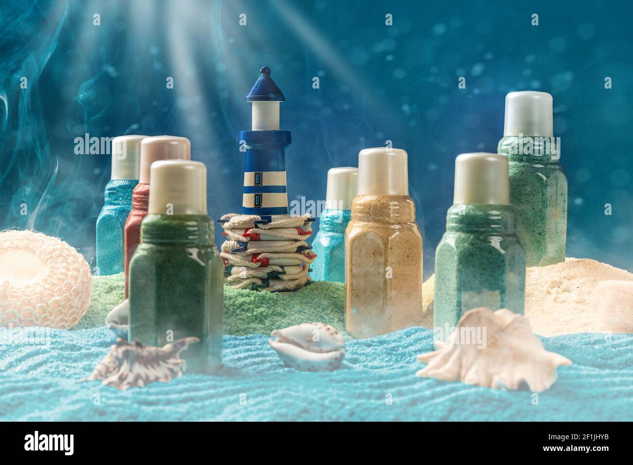 Durée de vie du sel minéral naturel aromatique en bouteilles. Concept de reconstruction de plage Banque D'Images