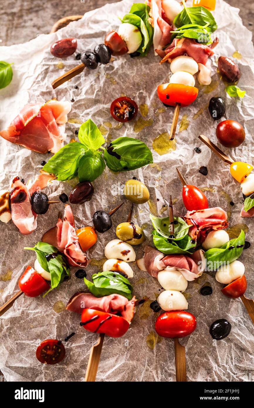 Brochettes de Caprese tomates italiennes ou méditerranéennes mozzarella olives et prosciutto Banque D'Images