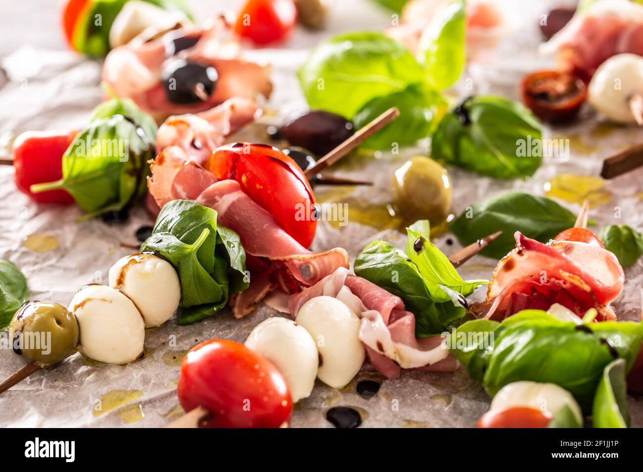 Brochettes de Caprese tomates italiennes ou méditerranéennes mozzarella olives et prosciutto Banque D'Images