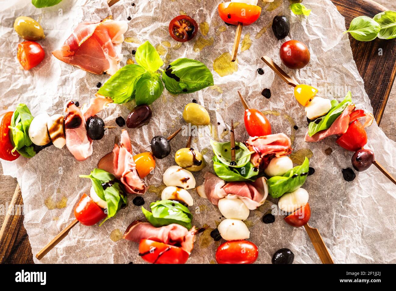 Brochettes de Caprese tomates italiennes ou méditerranéennes mozzarella olives et prosciutto Banque D'Images
