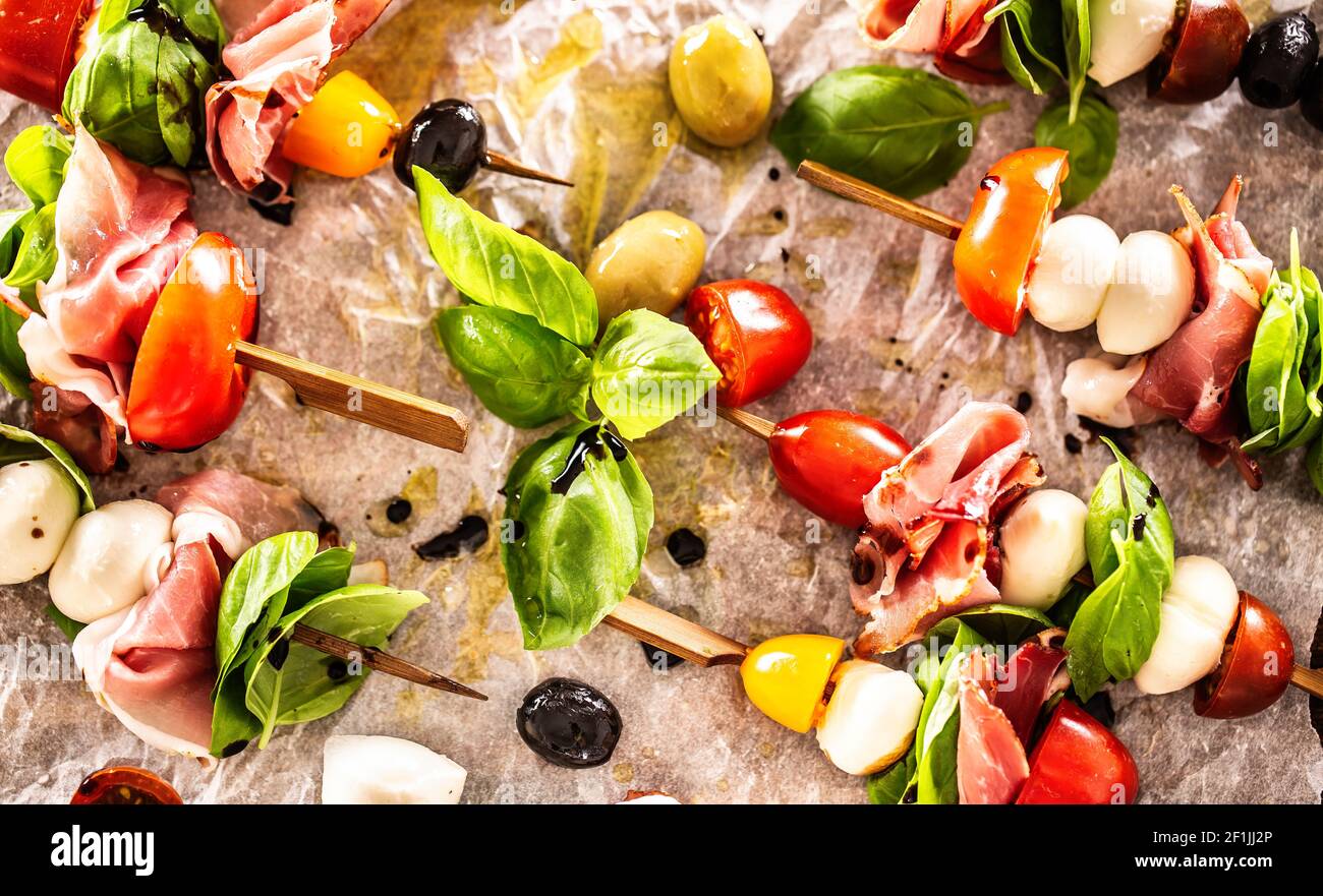 Brochettes de Caprese tomates italiennes ou méditerranéennes mozzarella olives et prosciutto Banque D'Images