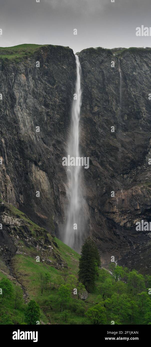 Une chute d'eau élevée s'effondre d'une falaise de roche et d'herbe à l'intérieur Les Alpes suisses Banque D'Images