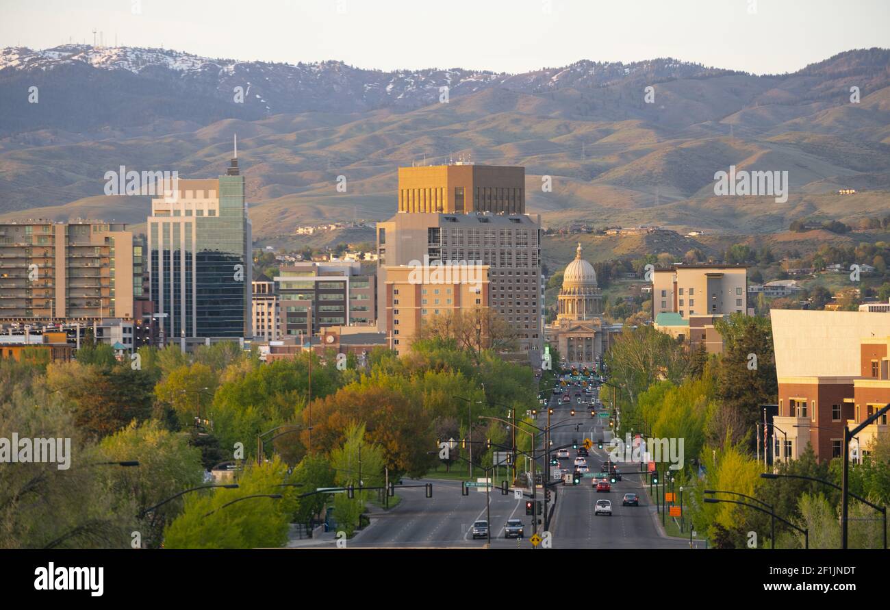 L'Idaho State Capital Building culmine entre les structures Boise Banque D'Images