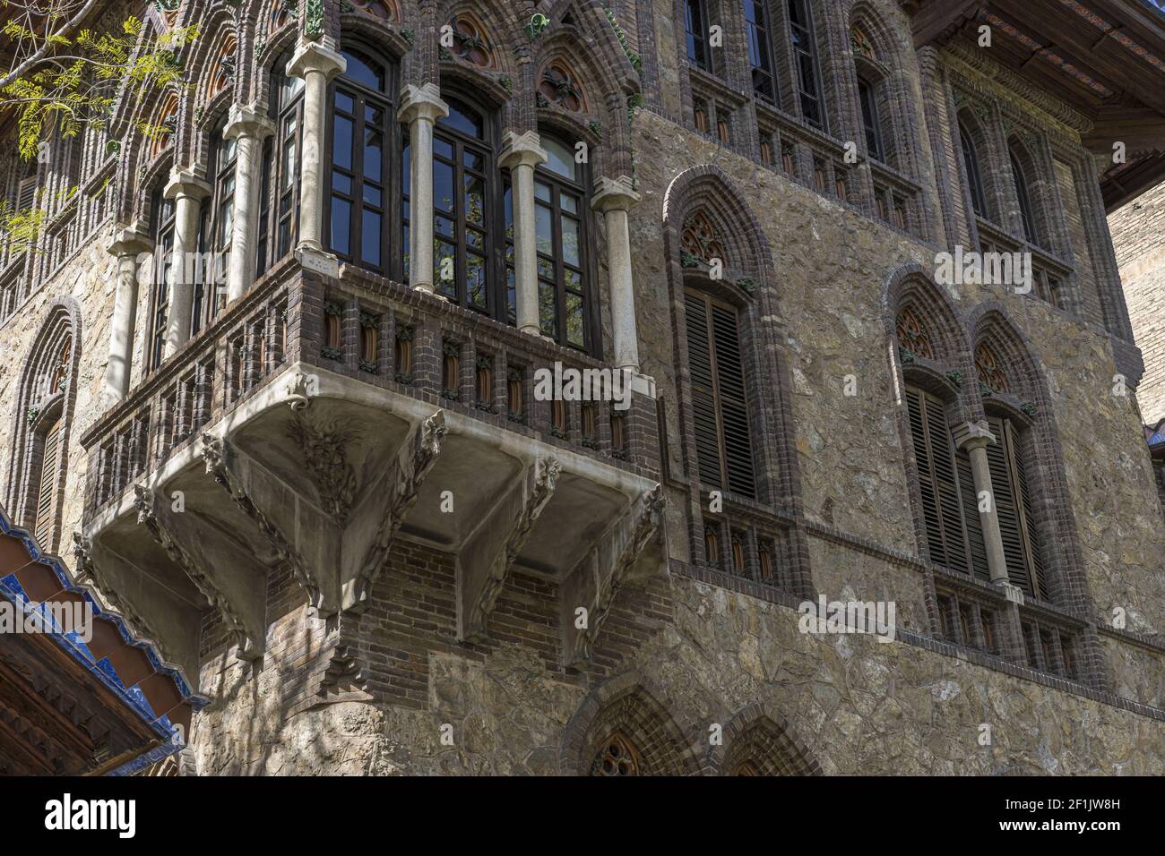 Maison néo-gothique, elle ressemble à un manoir enchanté, des façades et une architecture traditionnelle dans la vieille ville de Barcelone, en Espagne Banque D'Images
