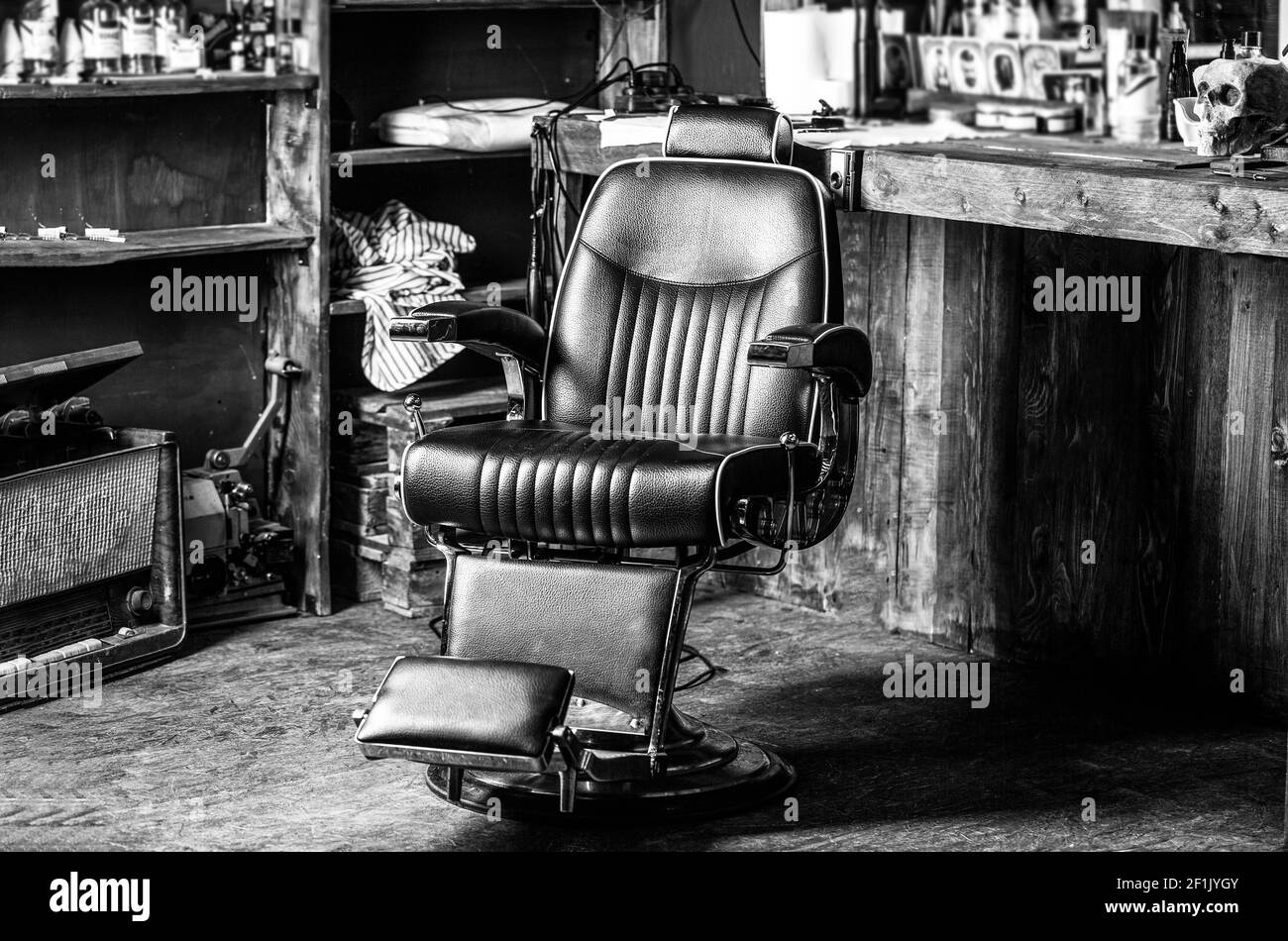 Fauteuil de barbershop, coiffeur et salon de coiffure modernes, salon de coiffure pour hommes. Élégant fauteuil de coiffure vintage. Coiffeur professionnel dans la barbershop Banque D'Images
