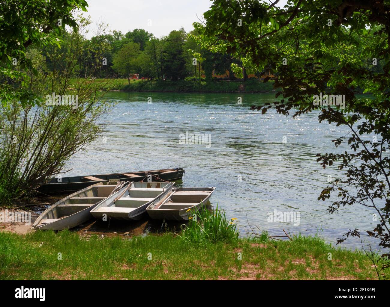 Bateaux de pêche en bois amarrés sur la rive du Ticino. Ticino Park, Lombardie, Italie. Banque D'Images