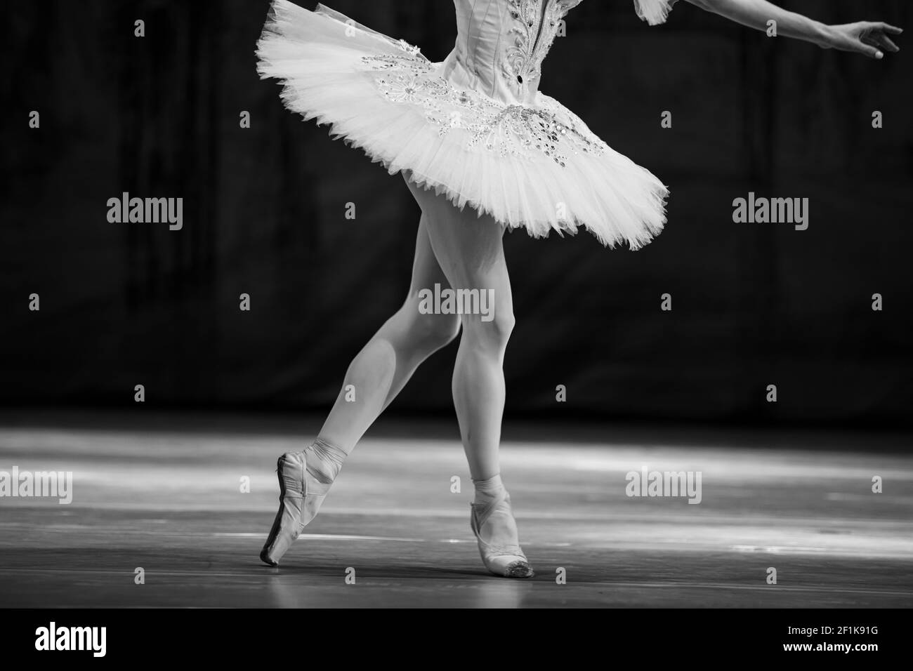 Gros plan de ballerine dansant isolée sur scène. Ballerine jambes gros plan Banque D'Images