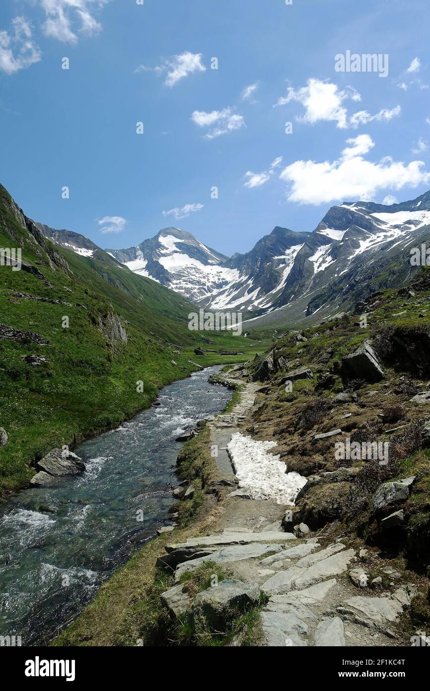 Sentier de randonnée en direction de Rötalm, Tauferer Ahrntal, Tyrol du Sud Banque D'Images