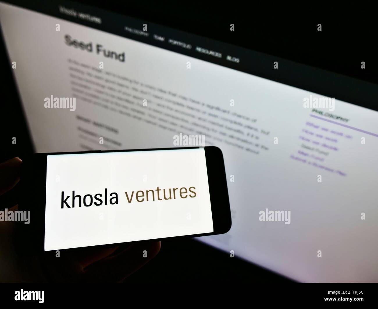 Personne tenant un téléphone portable avec le logo de la société américaine de capital-risque Khosla Ventures LLC sur l'écran devant la page Web. Mise au point sur l'affichage du téléphone. Banque D'Images