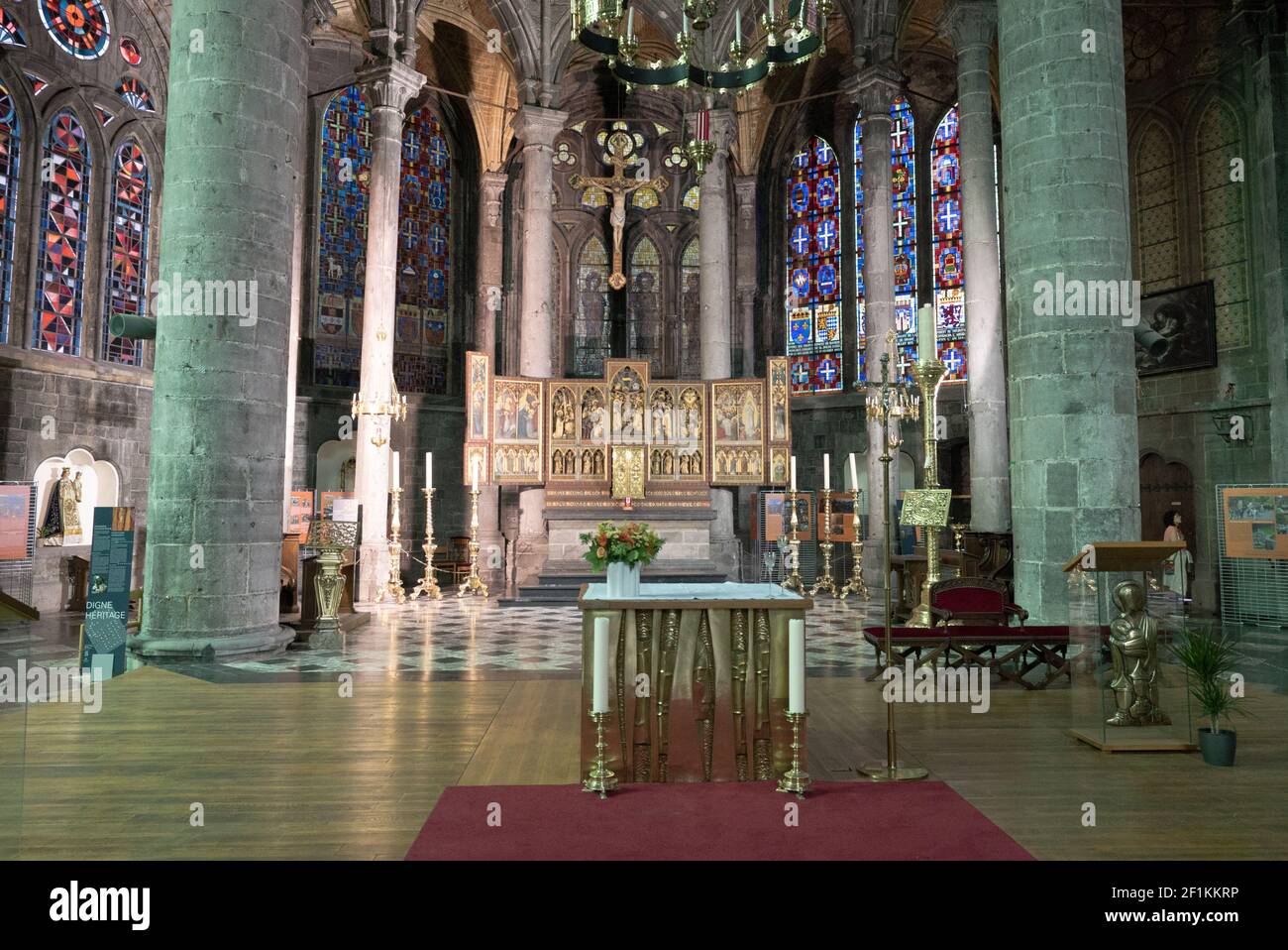 Vue sur l'autel de la cathédrale notre-Dame de La ville de Dinant Banque D'Images