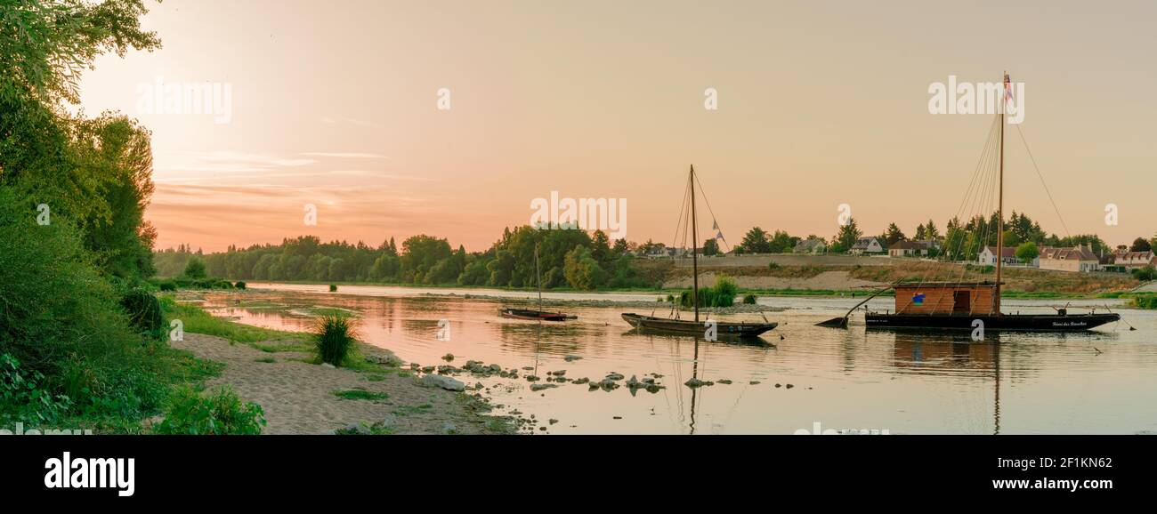 Les bateaux à aubes en bois ont calme la Loire au coucher du soleil dans le  Campagne française près d'Orléans Photo Stock - Alamy