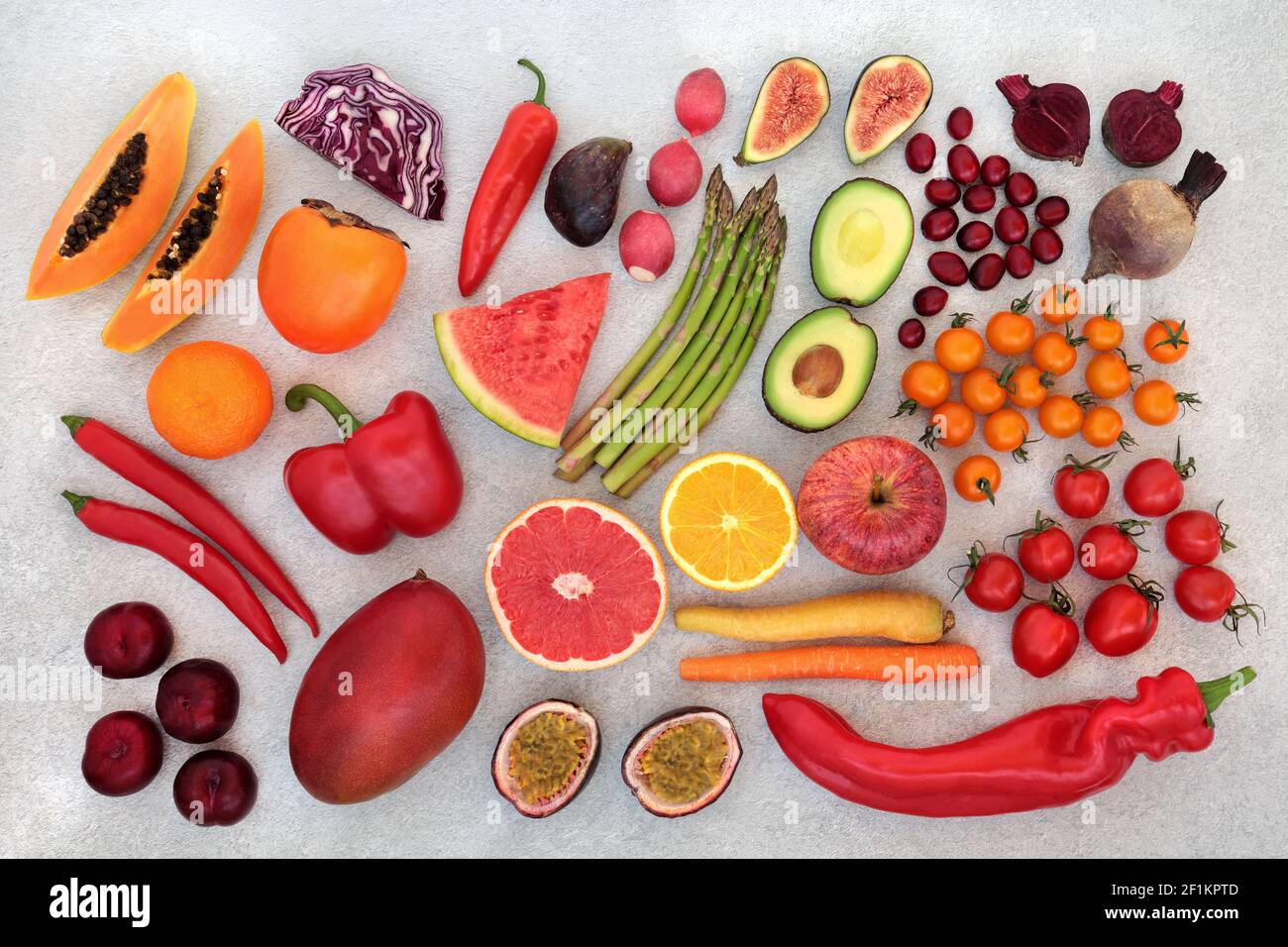 Fruits et légumes à base de plantes riches en lycopène pour un cœur sain  avec des aliments riches en antioxydants, anthocyanines, vitamines, oméga  3, minéraux et régime alimentaire Photo Stock - Alamy