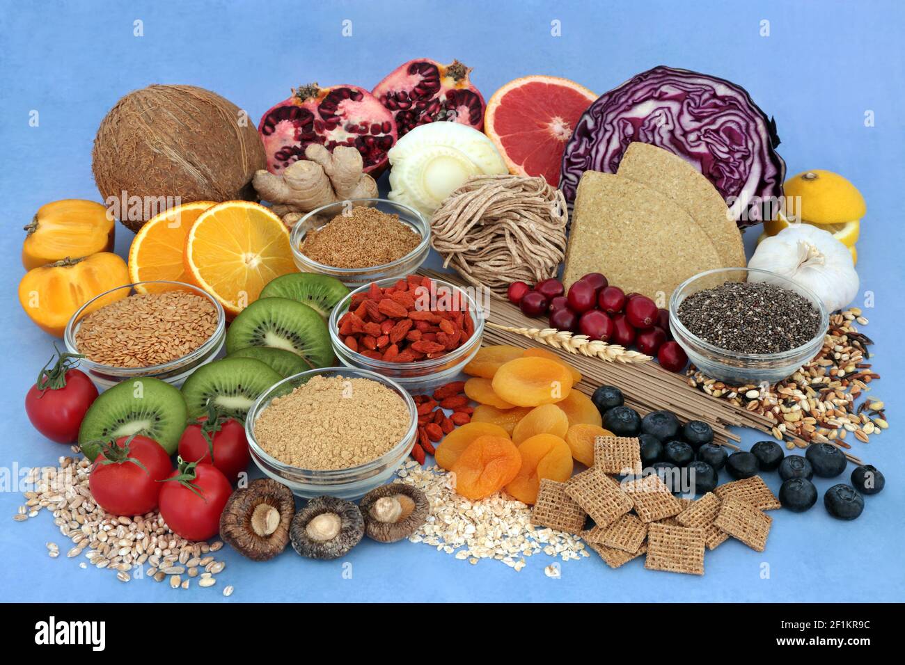 Aliments sains pour un régime riche en fibres avec des aliments riches en protéines, oméga 3, vitamines, minéraux, antioxydants, anthocyanines et lycopène. Renforcement immunitaire. Banque D'Images