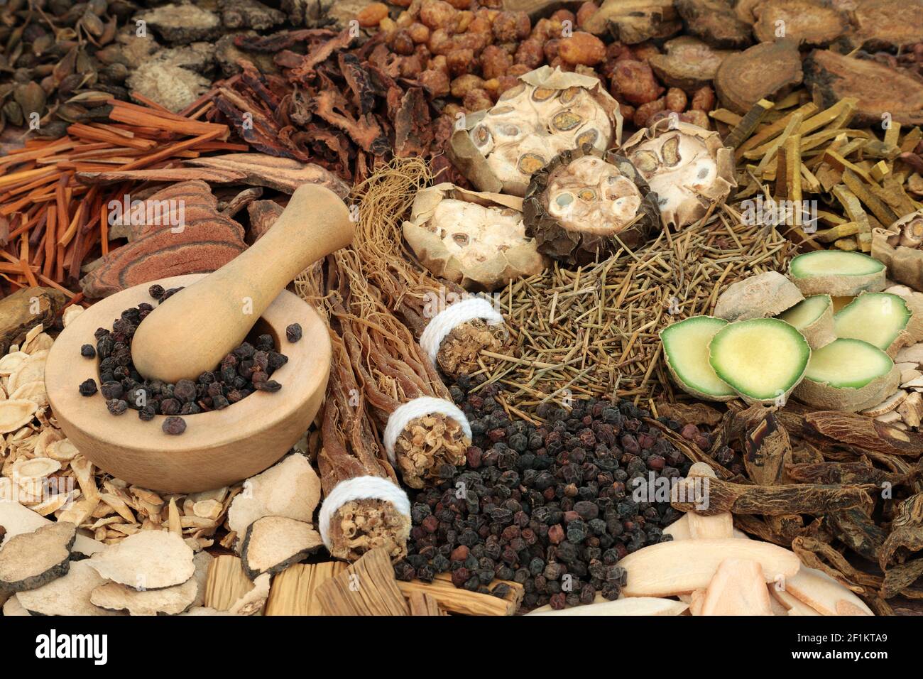 Médecine alternative chinoise avec une collection d'herbes et d'épices. Concept de soins de santé traditionnels. Banque D'Images