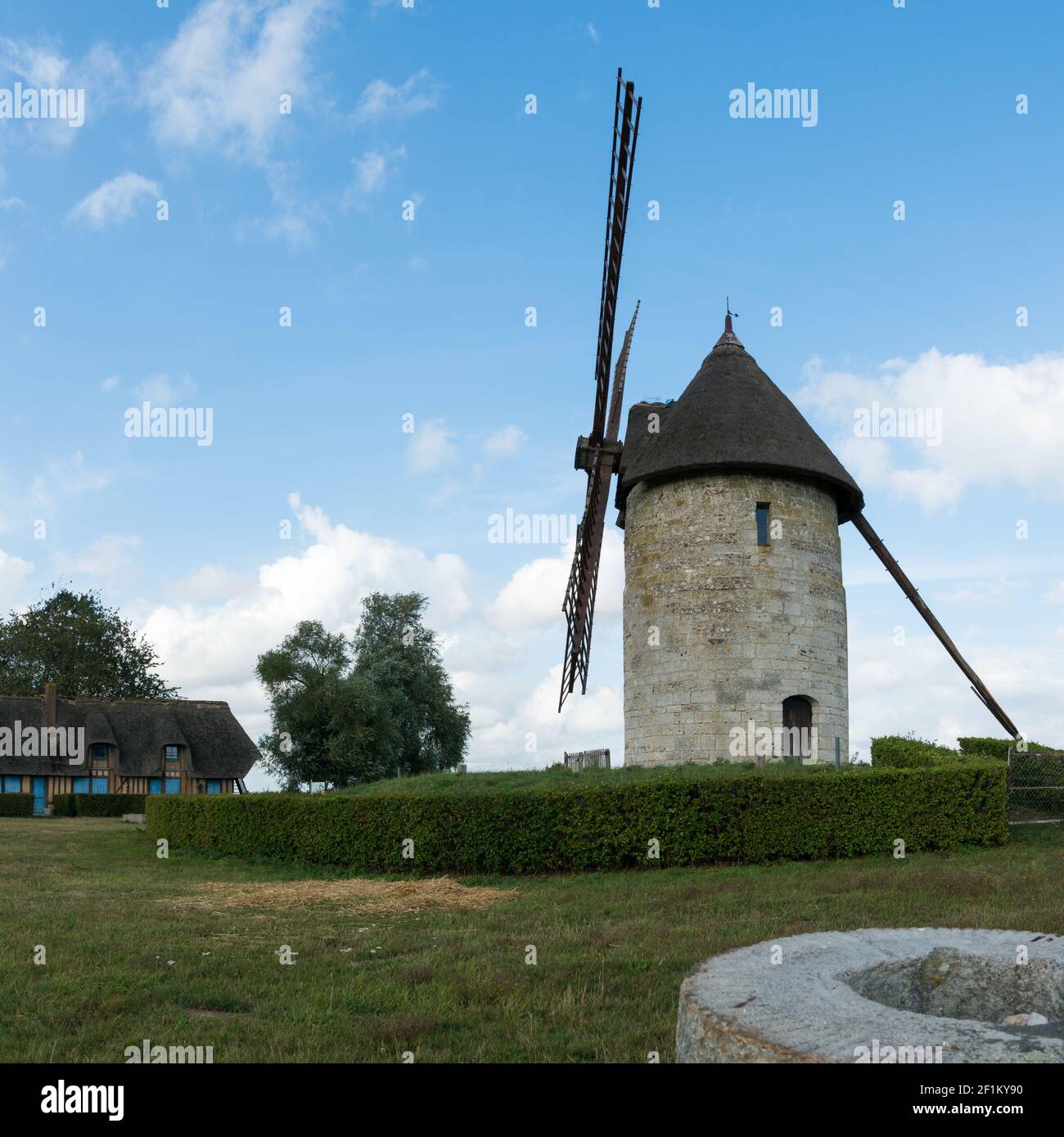 Vue sur le moulin à vent historique Moulin de Pierre et l'ancien Pierres à Houville en Normandie Banque D'Images