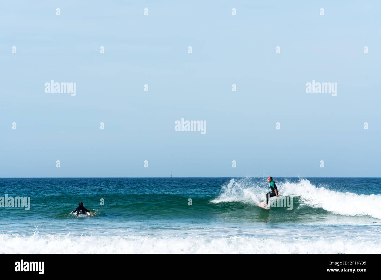 Surf sur la côte ouest de la Bretagne en France à Plage de Toulinguet près de Camaret-sur-Mer Banque D'Images