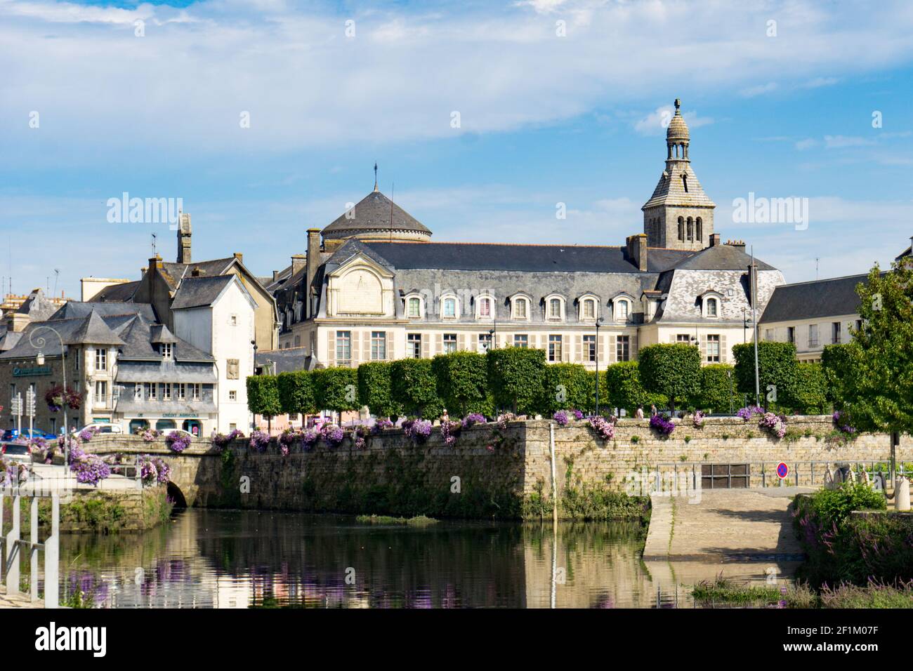 Petite ville pittoresque et idyllique de Quimperle, en Bretagne, au nord-ouest France avec la rivière Laita Banque D'Images